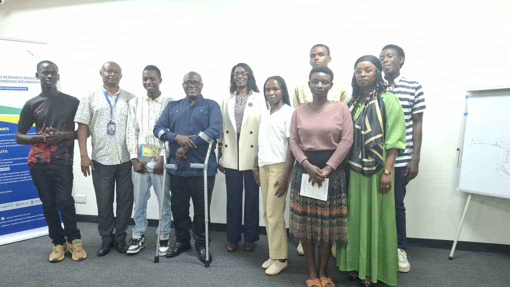 Group photo of the UR visiting the UR Nyarugenge Campus